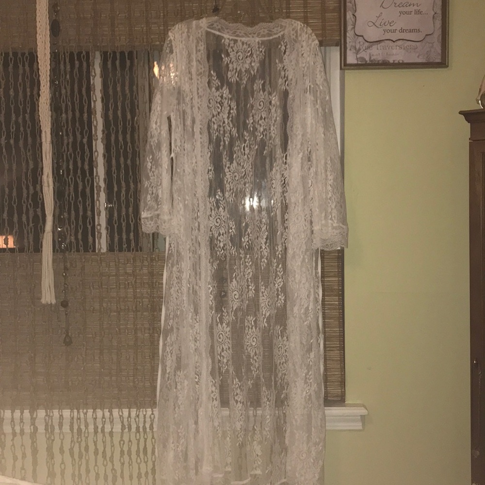 Exquisite white lace coverup 🌸🌺 - Picture 4 of 8